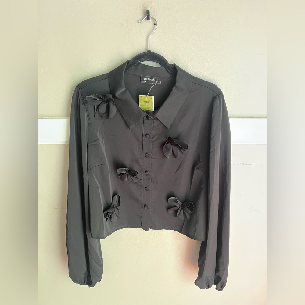 NWT Lulumari Black Bow-Accent Button Down Crop Shirt